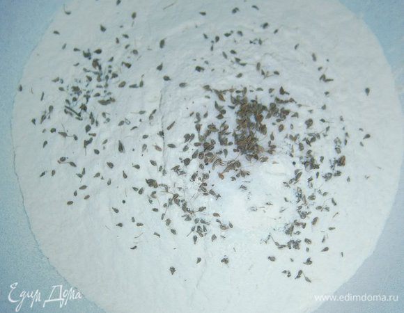 Муку смешать с солью и анисом. 
В воде растворить дрожжи. 
