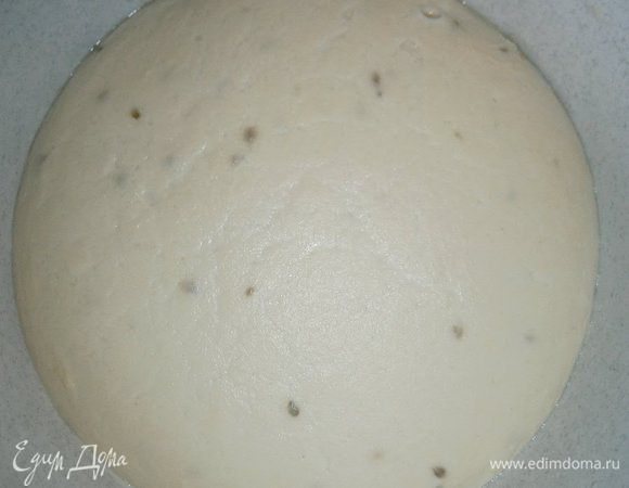 Достать тесто из холодильника. Тесто заметно увеличилось.