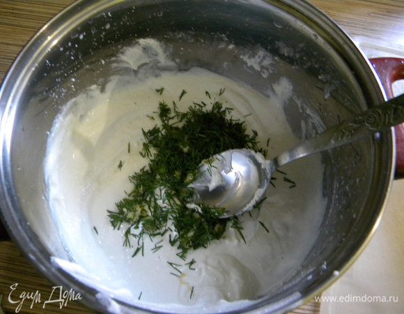 Сыр смешиваем с зеленью, у меня был укроп, можно базилик, петрушку, кладем  чеснок и солим и перчим по вкусу.