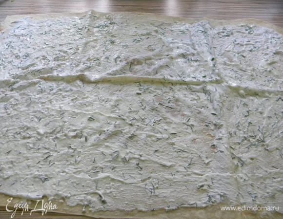 На наш лаваш намазываем сыр с зеленью.