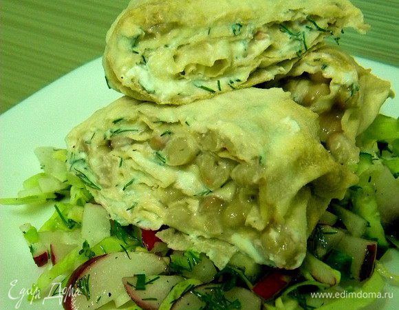 Нарезаем острым ножом и сразу кушаем!)) Я подала его на салатике.