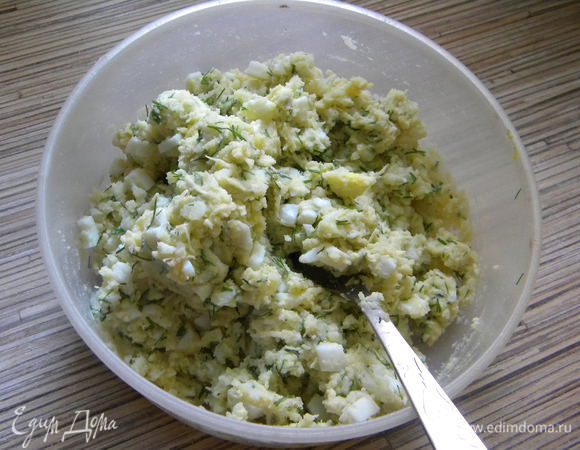 Яйца отвариваем. Смешиваем сыр с картофельным пюре, зеленью, яйцом.