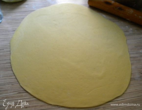 Хорошо и тонко раскатываем тесто.