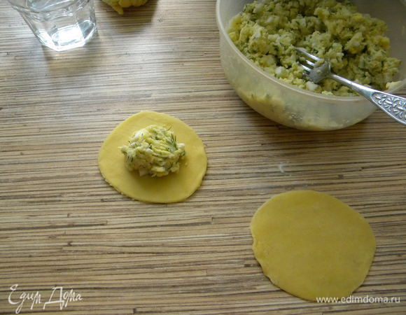 Стаканом вырезаем кружки в них кладем начинку и защипываем края хорошо.