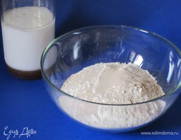 Просеять 2 стакана муки, добавить сухие дрожжи. Смешать молоко с медом и растительным маслом. Смесь слегка подогреть и, постоянно размешивая, влить в миску с мукой.