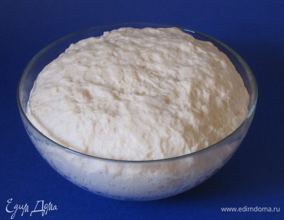 Переложить тесто в смазанную маслом миску, накрыть и оставить в теплом месте на 2 часа.