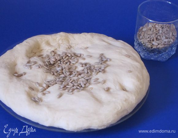 Добавить в тесто семена подсолнечника и еще раз вымешать.