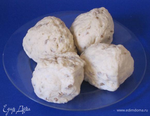 Разделить тесто на 4 части.