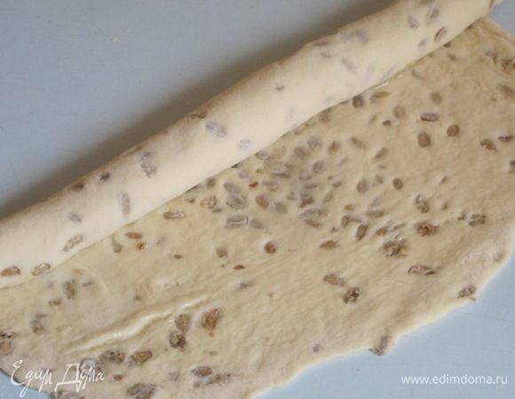 Свернуть пласт в тонкую трубочку.