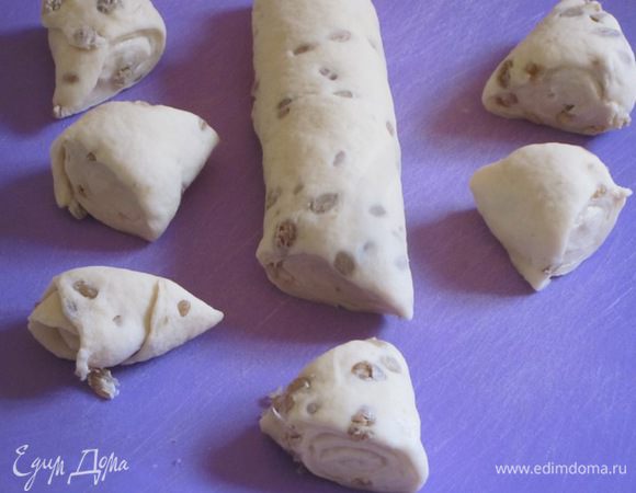 Нарезать трубочку треугольниками. Проделать то же самое с тремя остальными частями теста.