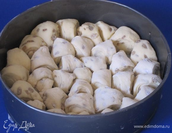 Оставить на 30 минут. Смазать каравай оставшимся слегка взбитым яйцом.