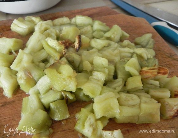 Мякоть мелко нарежьте.