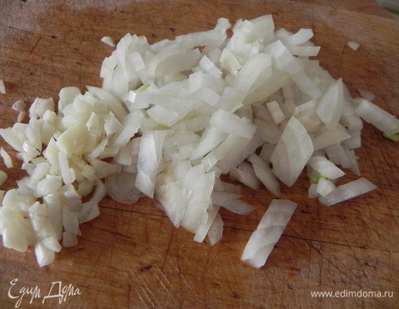 Измельчите лук и чеснок.