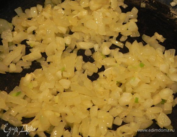 Разогрейте оливковое масло в сковороде и на небольшом огне обжарьте лук и чеснок.