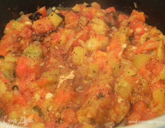 Готовьте на среднем огне 15 минут. Добавьте имбирь, соевый соус, черный перец и соль (если нужно). Добавьте измельченный шпинат.