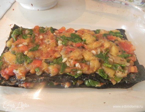 Духовку разогрейте до 160С. Разрежьте листы нори пополам и выложите слоями листы нори с баклажанным пюре.