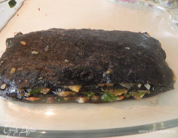 Поставьте в духовку на 10 мин. Дайте остыть и нарежьте на порции.