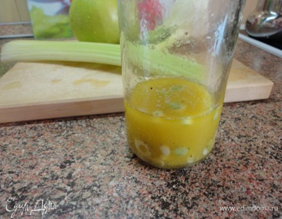 1. Приготовить заправку: лук мелко нарезать, чеснок измельчить. Все выложить в баночку. Добавить соль, перец, яблочный уксус и оливковое масло. Все содержимое перемешать потряхиванием, отставить и заняться салатом.