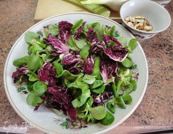 2. В  море зеленых витаминов не только для красоты, но и для горчичного вкуса я решила  добавить немного таких красивых листьев салата радичио. 