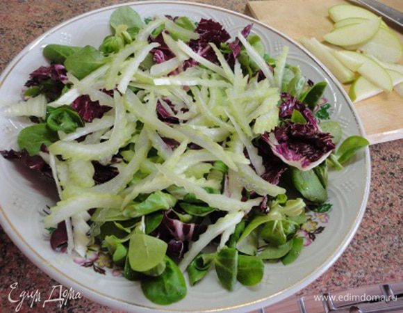 3. Сельдерей, яблоко (у меня было Гренни Смит – с ароматом свежести и кислинкой), и фенхель нарезала тонкими «лепестками» и уложила слоями в таком же порядке: сельдерей,