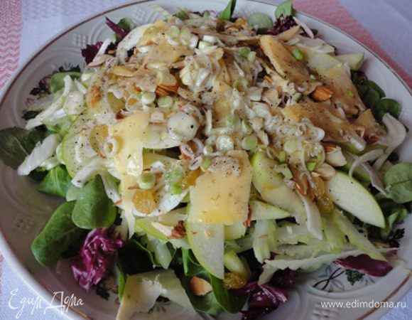 4. 	Сверху высыпала промытый (но без предварительной замочки) изюм и обязательно слегка поджаренный миндаль – это обязательное условие подачи салата корн во французской кухне.
5. Сыр нарезается тонкими пластинками-хлопьями. Но вы видите, что это не пармезан. Простите. В следующий раз обязательно приготовлю с пармезаном. Теперь еще немного свежемолотого черного перца и можно поливать заправкой из баночки, предварительно еще раз встряхнув. 
