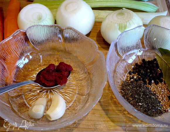 Белые грибы предварительно размораживаем. Лук чистим и режем на половинки. Остальные овощи чистим, режем крупно. Готовим пряности, включая горчичное семя (1 ч.л., его в нашем списке ингредиентов не оказалось), душистый перец используем в количестве 4 горошинок. 