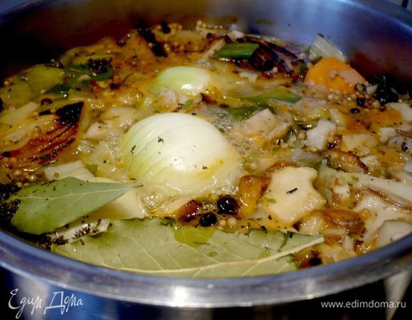 Доводим бульон до кипения, убавляем огонь и варим без крышки 35 минут. 