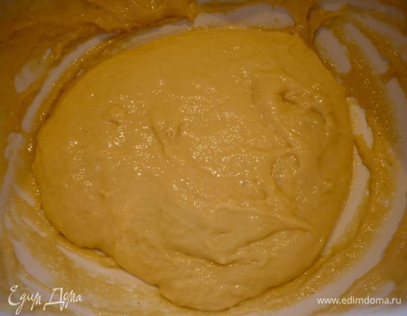 Тем временем подготовим тесто для шпецле. Смешаем яйца с 60 мл воды до однородности. Просеем муку и руками замесим клейкое тесто, лучше всего вымешивать кончиками пальцев.  Закроем емкость с тестом полотенцем и оставим на время. 