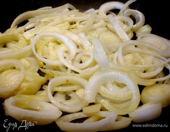 Почистим и нарежем дольками картофель, отварим его в подсоленной воде до готовности в течение примерно 10 минут. Сольем воду. Лук для тушения очистим и нарежем кольцами.  В сковородке разогреем оливковое масло и начнем обжаривать лук, посолив его, на небольшом огне в течение 15 — 20 минут.  