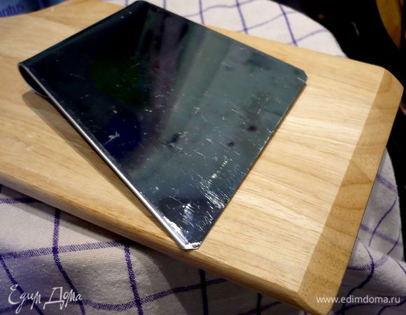 По истечение 35 минут снимем бульон с огня и оставим его на 20 минут настояться под крышкой. Для шпецле нам понадобится, например, такая доска со скошенным краем и шпатель или специальное устройство для продавливания шпецле. 