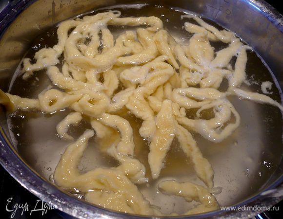 Проделываем это с половиной или, еще удобнее, одной третьей частью теста. Вынимаем шумовкой сварившиеся шпецле (они всплывают на поверхность воды). 