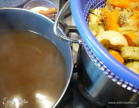 Нарезаем шампиньоны кольцами. Бульон процеживаем, ставим на огонь, выкладываем в горячий бульон шампиньоны, шпецле и доводим бульон до кипения, даем повариться 5 минут. Солим, перчим. 