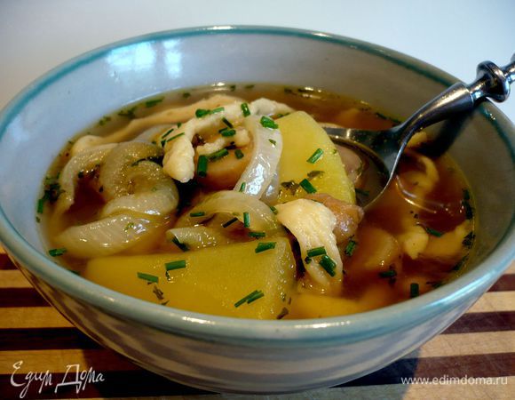 Закладываем картофель. Выключаем огонь. При подаче добавляем порубленную петрушку и шнитт-лук, а также тушеный лук. Приятного аппетита!