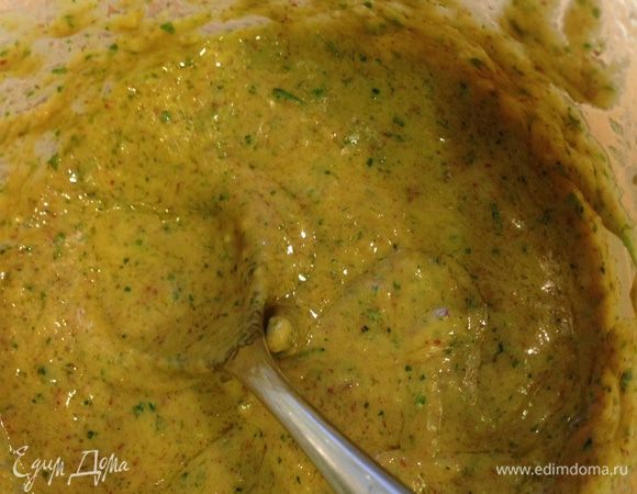 Курицу нарезать ровными кубиками, выложить в миску. Добавить половину орехового соуса и все хорошо перемешать. И оставить на некоторое время. Соус должен держаться на кусочках. 