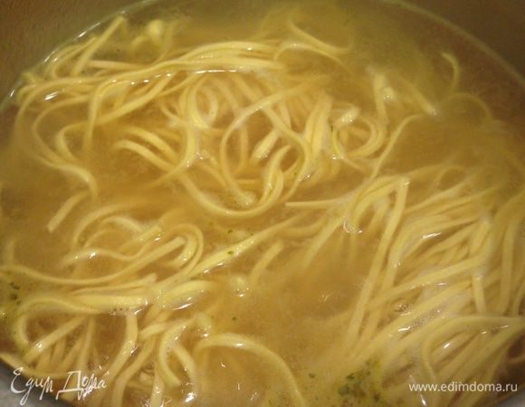 Готовую лапшу разливаем вместе с бульоном по тарелкам ( в которых у нас соевый соус, чеснок, чили и кунжутное масло) должно получиться 3 порции! Сверху можно посыпать измельченной петрушкой.
Шашлычки выкладываем на тарелку. 
Оставшийся соус переливаем в тарелку для соуса! 
И подаем! 