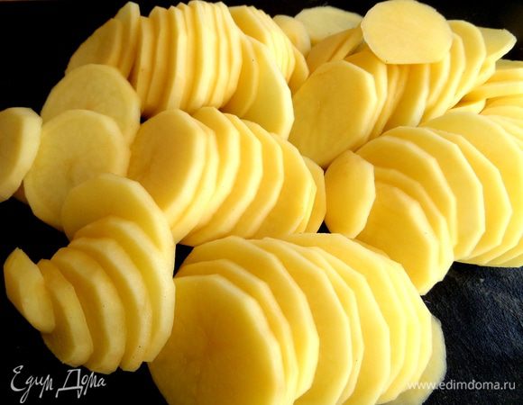 Делим на тонкие лепестки.