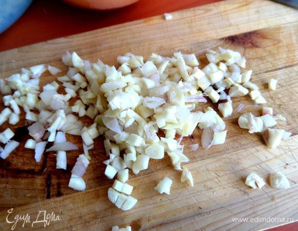 Чеснок измельчим.