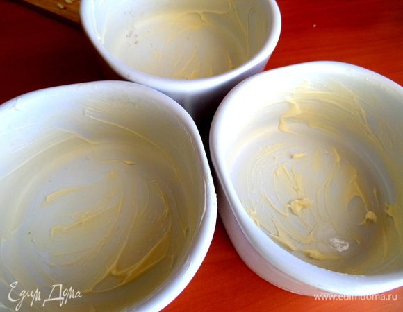 У меня будет запекаться в трёх керамических формочках диаметром 11 см.