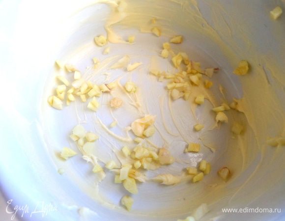 Обсыпать чесноком...