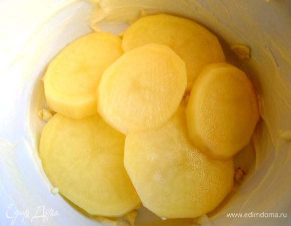 Далее выложить слой лепестков.