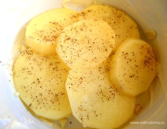 Посыпать солью, перцем.