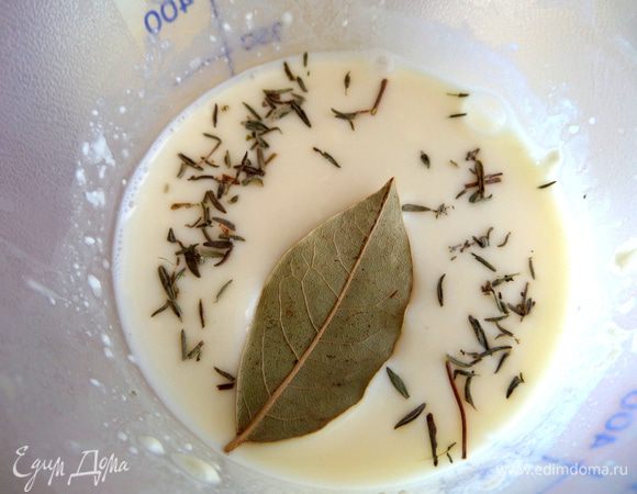 Готовим заливку: нагреть сливки с лавровым листиком и тимьяном, дать постоять, листик убрать, а тимьян оставить.