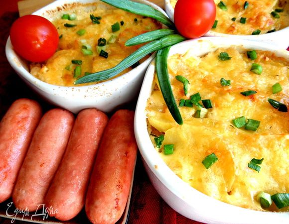 Сосиски я запекала тоже в духовке рядом с картофелем.
