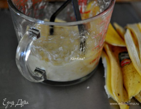 Бананы спелые раздавить в пюре. Добавить пюре в масляную смесь и перемешать на медленной скорости.
