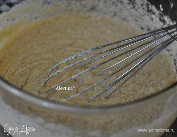 Смешать муку и 4 следующих ингредиента. Добавить сухую смесь в масляную, перемешать. Добавить ½ стакана порубленных, подсушенных орехов. 
