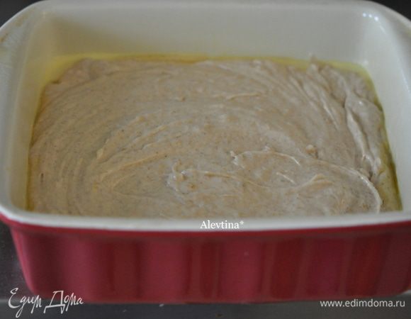 Вылить в большую смазанную форму прямоугольную или квадратную. Поставить в духовку на 25 мин. Проверяем центр зубочисткой. Дадим остыть кексу полностью.