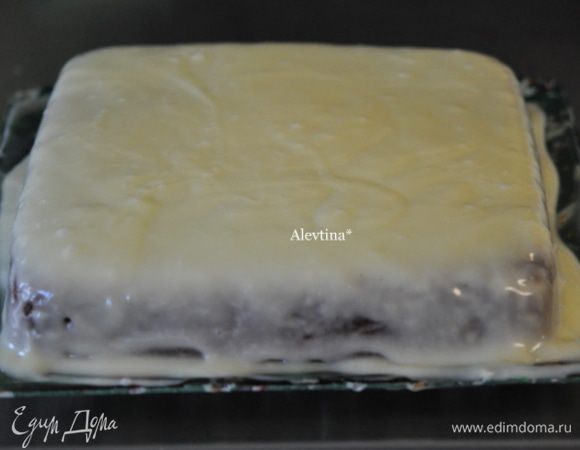 Приготовим глазурь. Смешать сливочный размягченный сыр на средней скорости с сахарной пудрой и ванильным экстрактом до однородной массы. Покрыть кекс остывший сахарной глазурью. Дать постоять несколько минут.
