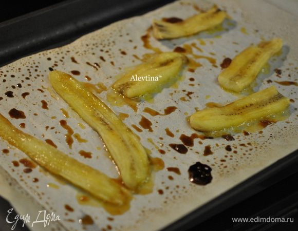 Приготовим банановые дольки. Разрежем банан на тонкие пластинки аккуратно, выложим на противень с бумагой для выпечки. Сверху банановых долек выложим сахар и масло. Поставим в духовку на 5 мин.в режим бройл или в духовку на 200 гр.
