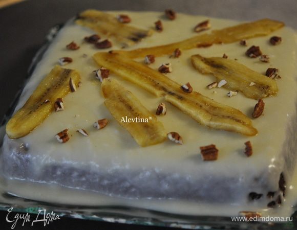 Выложим дольки поверх сахарной глазури, посыпаем орехами. Разрезаем и подаем к столу. Приятного аппетита.
