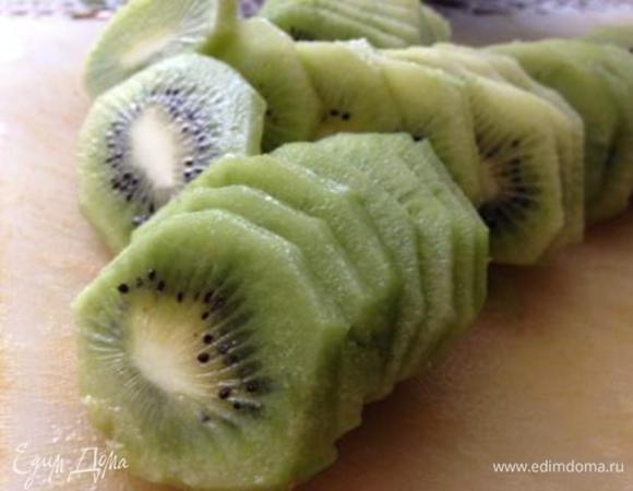 Киви порезать кружочками.